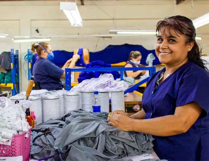 Mano de obra especializada en tejeduría y confección textil en Colombia.